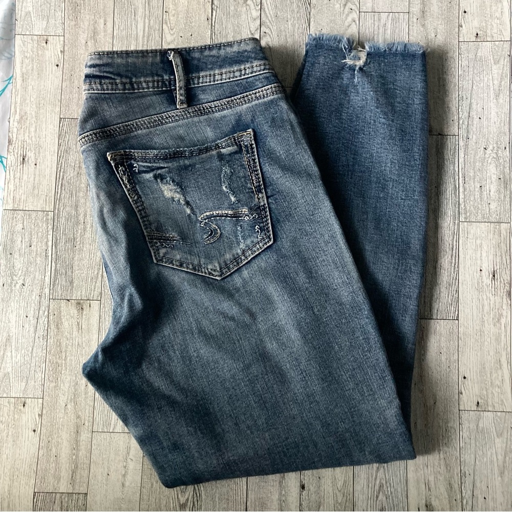 Silver Jeans Suki Skinny Crop Distressed Dark Blue Skinny Crop W31/L25